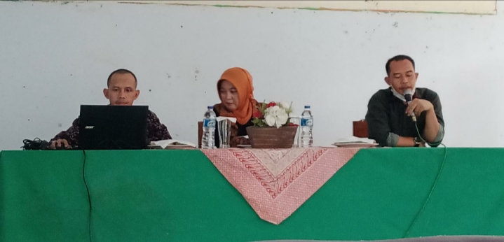 Kepala MTsN 1 Pandeglang Hj Tati Jumati, M.Pd (Tengah) dan Asep Akbar, S.Pd.I dari Kemenag Pandeglang (kiri) di acara pendampingan operator EMIS